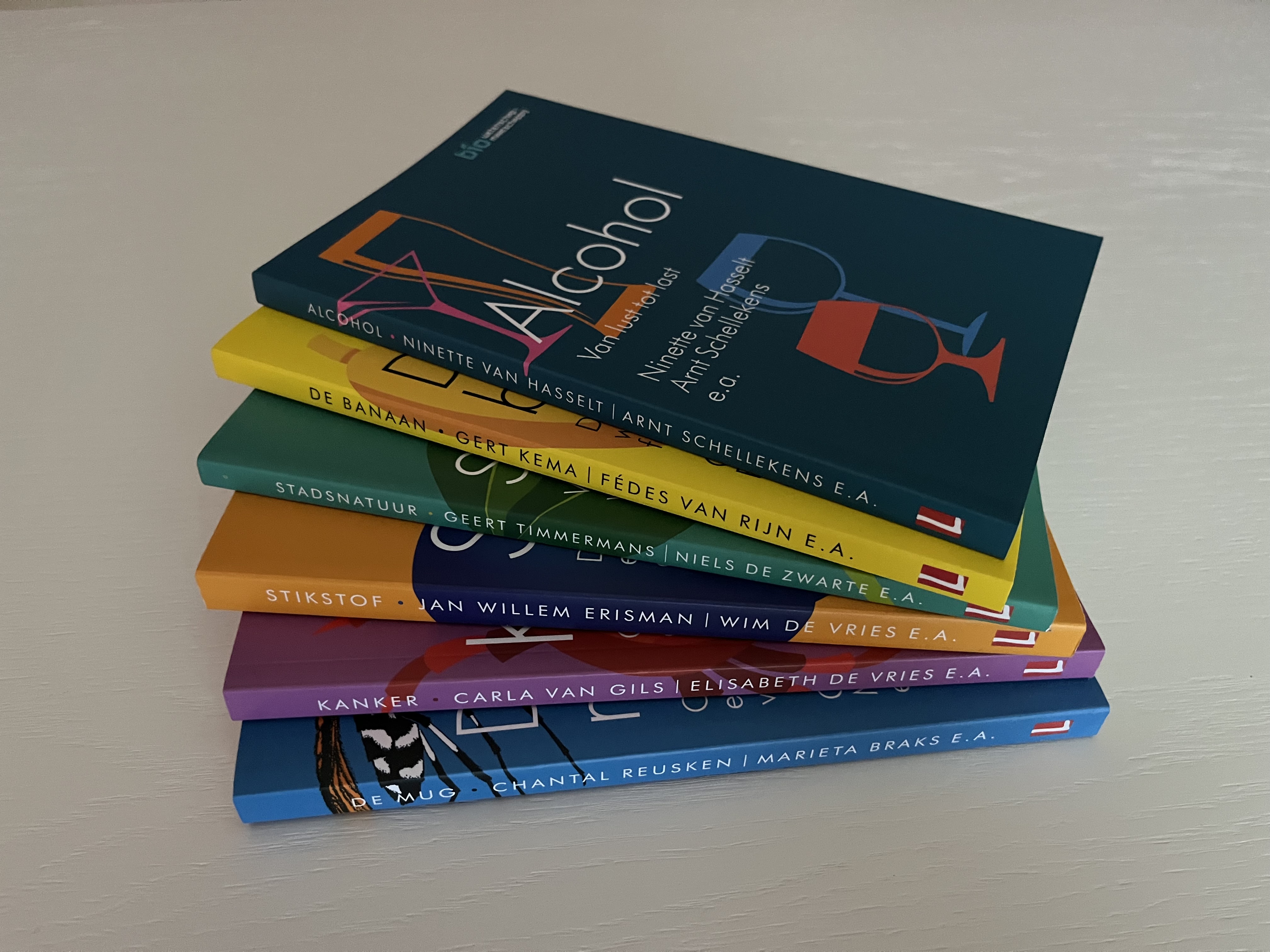 Een stapel boeken van Biomaatschappij